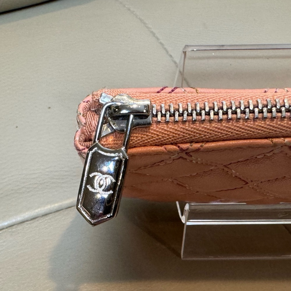 Sold x x CHANEL Quilted Small Cosmetic Case Coral - Picture 4 of 10